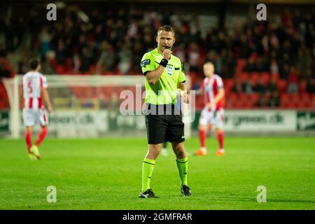 Aalborg, Dänemark. September 2021. Schiedsrichter Jens Maae gesehen beim 3F Superliga Spiel zwischen Aalborg Boldklub und Odense Boldklub im Aalborg Portland Park in Aalborg. (Foto: Gonzales Photo/Alamy Live News Stockfoto