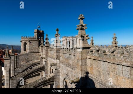 Detail des Dachs der Guarda Kathedrale (SE da Guarda) in der Stadt Guarda, Portugal. Stockfoto