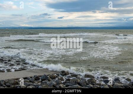 Der Strand bei Llantwit Major mit einem rauen Meer und die Küste klar im Blick Süd-Wales Stockfoto