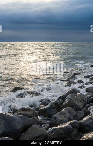 Der Strand bei Llantwit Major mit einem rauen Meer und die Küste klar im Blick Süd-Wales Stockfoto