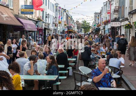 Cafés und Geschäfte in Gardner Street in der trendigen North Laines von Brighton Stockfoto