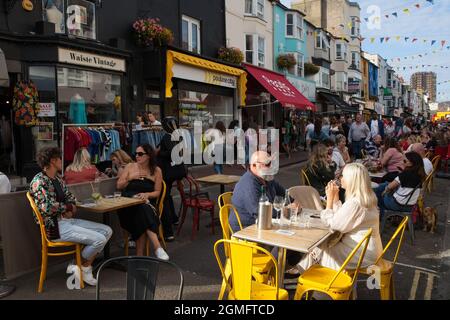 Cafés und Geschäfte in Gardner Street in der trendigen North Laines von Brighton Stockfoto