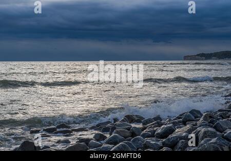 Der Strand bei Llantwit Major mit einem rauen Meer und die Küste klar im Blick Süd-Wales Stockfoto