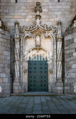 Detail des Haupteingangs der Guarda Kathedrale (SE da Guarda) in Guarda, Portugal. Stockfoto