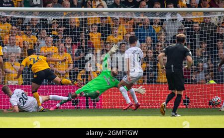 Wolverhampton, Großbritannien. September 2021. Brentford-Torwart David Raya Martin beim Premier League-Spiel zwischen Wolverhampton Wanderers und Brentford am 18. September 2021 in Molineux, Wolverhampton, England. Foto von Andrew Aleksiejczuk/Prime Media Images. Quelle: Prime Media Images/Alamy Live News Stockfoto