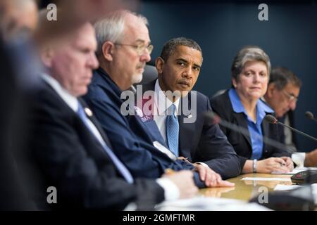 Präsident Barack Obama hört Verkehrsminister Ray LaHood während einer Briefing über die Reaktion auf Hurrikan Sandy am 31. Oktober 2012 im FEMA-Hauptquartier in Washington, D.C.. Auf der linken Seite sind Minister LaHood, Energieminister Steven Chu, John Brennan, Assistent des Präsidenten für Heimatschutz und Terrorismusbekämpfung, Craig Fugate, FEMA-Administrator, Janet Napolitano, Ministerin für innere Sicherheit und Verteidigungsminister Leon Panetta zu sehen. (Offizielles Foto des Weißen Hauses von Pete Souza) Dieses offizielle Foto des Weißen Hauses wird nur zur Veröffentlichung durch News organizat zur Verfügung gestellt Stockfoto