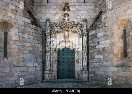 Detail des Haupteingangs der Guarda Kathedrale (SE da Guarda) in Guarda, Portugal. Stockfoto