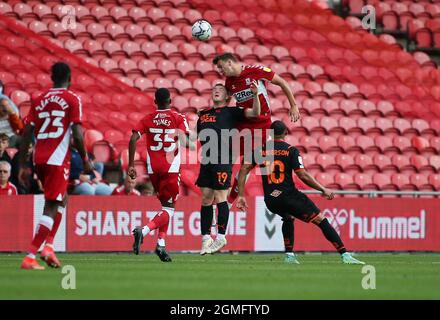 MIDDLESBROUGH, GROSSBRITANNIEN. SEPTEMBER. Dael Fry von Middlesbrough überspringt die Shayne Lavery von Blackpool während des Sky Bet Championship-Spiels zwischen Middlesbrough und Blackpool im Riverside Stadium, Middlesbrough, am Samstag, dem 18. September 2021. (Kredit: Michael Driver | MI Nachrichten) Kredit: MI Nachrichten & Sport /Alamy Live Nachrichten Stockfoto