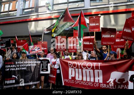 London, Großbritannien. September 2021. Während der Demonstration hielten Demonstranten Plakate, Fahnen und Banner in der Carnaby Street.Eine globale Boykottkampagne, die von palästinensischen Anhängern gegen Puma zur Überprüfung ihrer Unterstützung des israelischen Fußballverbands aufgerufen wurde. Eine kleine Gruppe von Gegendemonstlern, die Israelis unterstützen, präsentierte sich bei der Boykott-Aktion vor dem Flagship-Store von Puma in London. (Foto von Hesther Ng/SOPA Images/Sipa USA) Quelle: SIPA USA/Alamy Live News Stockfoto