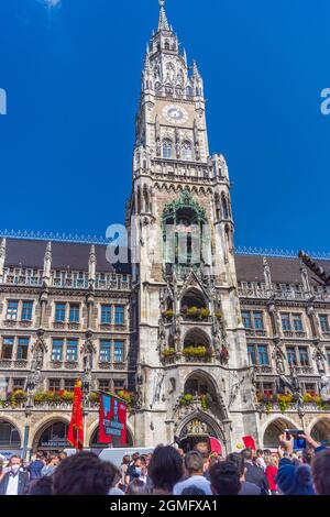 MÜNCHEN, DEUTSCHLAND - 18. SEPTEMBER: Am 18. September 2021 hört man Olaf Scholz (SPD) auf dem Marienplatz in München zu. Stockfoto