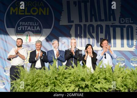 Rom, Italien. September 2021. Die Kandidaten der italienischen Brüder für die Präsidentschaft der Gemeinden (von links nach rechts): Marco Giovagnorio (Gemeinde XIII); Massimiliano De Juliis (Rathaus IX); Nicola Franco (Gemeinde VI); Daniele Rinaldi (Rathaus V); Giordana Petrella (Gemeinde III); Lorenzo Santonocito (Gemeinde I) Kredit: Unabhängige Fotoagentur/Alamy Live News Stockfoto