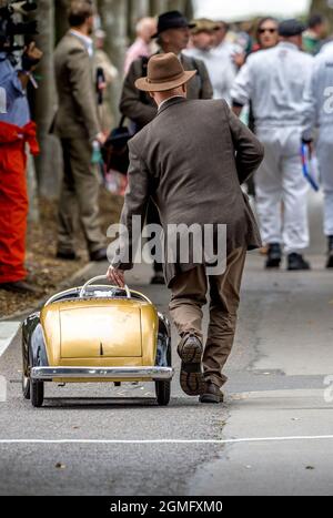 Goodwood, Großbritannien. September 2021. Ein Fahrzeug, das möglicherweise für den Settringham Cup für Austin J40 Pedalautos beim Goodwood Revival Festival auf dem Goodwood Circuit, Sussex, Großbritannien, am 17. September 2021 geliefert wird. Foto von Phil Hutchinson. Nur zur redaktionellen Verwendung, Lizenz für kommerzielle Nutzung erforderlich. Keine Verwendung bei Wetten, Spielen oder Veröffentlichungen einzelner Clubs/Vereine/Spieler. Kredit: UK Sports Pics Ltd/Alamy Live Nachrichten Stockfoto