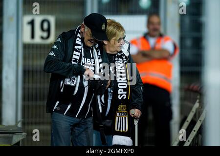 CHARLEROI, BELGIEN - 18. SEPTEMBER: Fans von Sporting Charleroi während des Jupiler Pro League-Spiels zwischen Sporting Charleroi und Club Brugge am 18. September 2021 im Stade du Pays de Charleroi in Charleroi, Belgien (Foto: Joris Verwijst/Orange Picches) Stockfoto