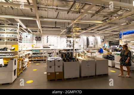 Khimki, Russland - Juli 25. 2021. Das Innere des Ikea-Speichers, Abteilung für verwandte Produkte Stockfoto