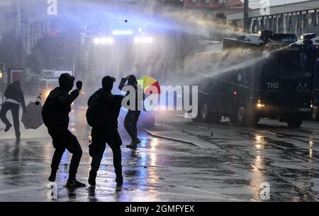 Leipzig, Deutschland. September 2021. Linke Demonstranten werfen bei Unruhen Steine auf Wasserwerfer. Das Kampagnenbündnis 'Wir sind alle Linx' hatte bundesweit für die Demonstration mobilisiert. Quelle: Jan Woitas/dpa-Zentralbild/dpa/Alamy Live News Stockfoto