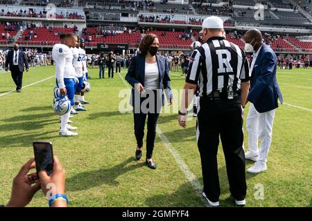 Washington, DC, USA. September 2021. Die Vizepräsidentin der Vereinigten Staaten, Kamala Harris, kommt, um vor dem Fußballspiel der Howard University und Hampton University am Samstag, den 18. September, im Audi Field in Washington, DC, eine Münze zu werfen. 2021. Die beiden Teams, beide historisch schwarze Universitäten, spielen das erste Truth and Service Classic Spiel, das in Partnerschaft mit Events DC veranstaltet wird. Quelle: Joshua Roberts/Pool via CNP/dpa/Alamy Live News Stockfoto