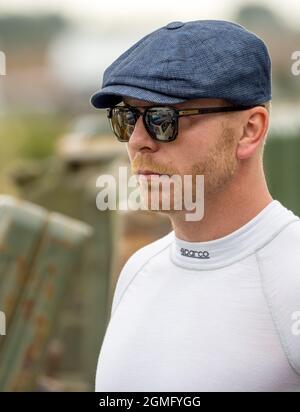 Goodwood, Großbritannien. September 2021. Sir Chris Hoy nimmt am 17. September 2021 an der John Whitmore Trophy für Mini Coopers beim Goodwood Revival Festival auf dem Goodwood Circuit, Sussex, Großbritannien, Teil. Foto von Phil Hutchinson. Nur zur redaktionellen Verwendung, Lizenz für kommerzielle Nutzung erforderlich. Keine Verwendung bei Wetten, Spielen oder Veröffentlichungen einzelner Clubs/Vereine/Spieler. Kredit: UK Sports Pics Ltd/Alamy Live Nachrichten Stockfoto