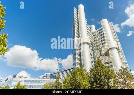 MÜNCHEN, DEUTSCHLAND - 18. SEPTEMBER: Hypo-Hochhaus, Verwaltungsgebäude der HypoVereinsbank am 18. September 2021 in München Stockfoto