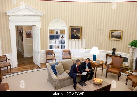 Präsident Barack Obama übergibt Jon Favreau, den Direktor des Sprechens, im Oval Office, am 17. September 2010. (Offizielles Foto des Weißen Hauses von Pete Souza) Dieses offizielle Foto des Weißen Hauses wird nur zur Veröffentlichung durch Nachrichtenorganisationen und/oder zum persönlichen Druck durch die Betreffzeile(en) des Fotos zur Verfügung gestellt. Das Foto darf in keiner Weise manipuliert werden und darf nicht in kommerziellen oder politischen Materialien, Anzeigen, E-Mails, Produkten oder Werbeaktionen verwendet werden, die in irgendeiner Weise die Zustimmung oder Billigung des Präsidenten, der ersten Familie oder des Weißen Hauses nahelege. Stockfoto