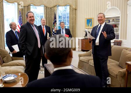 Präsident Barack Obama scherzt mit Larry Summers, dem Direktor des Nationalen Wirtschaftsrats, rechts, zusammen mit Mike Froman, dem stellvertretenden nationalen Sicherheitsberater für internationale Wirtschaftsangelegenheiten, Jeff Bader, dem Senior Director for Asian Affairs, dem stellvertretenden nationalen Sicherheitsberater Tom Donilon und David Lipton, dem Senior Director for Economics, im Oval Office, 21. September 2010. (Offizielles Foto des Weißen Hauses von Pete Souza) Dieses offizielle Foto des Weißen Hauses wird nur zur Veröffentlichung durch Nachrichtenorganisationen und/oder zum persönlichen Druck durch die Betreffzeile(en) des Fotos zur Verfügung gestellt. Die Photogrammetrie Stockfoto