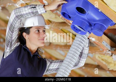 Frauen, die an einem pvc-Rohr arbeiten Stockfoto