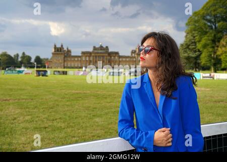 Oxford, Großbritannien, 18. September 2021, Schauspielerin Sabrina Bartlett bei den Internationalen Pferdekämpfen des Blenheim Palace, die Ihnen vom Jockey Club auf dem Gelände des Blenheim Palace, im Dorf Woodstock in der Nähe von Oxford, Großbritannien, vom 16. Bis 19. September 2021, angeboten wurden.Quelle: Peter Nixon/Alamy Live News Stockfoto