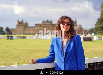 Oxford, Großbritannien, 18. September 2021, Schauspielerin Sabrina Bartlett bei den Internationalen Pferdekämpfen des Blenheim Palace, die Ihnen vom Jockey Club auf dem Gelände des Blenheim Palace, im Dorf Woodstock in der Nähe von Oxford, Großbritannien, vom 16. Bis 19. September 2021, angeboten wurden.Quelle: Peter Nixon/Alamy Live News Stockfoto