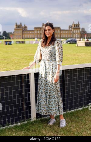 Oxford, Großbritannien, 18. September 2021, Radio-Moderatorin und Model Lilah Parsons bei den Internationalen Pferdekämpfen des Blenheim Palace, die vom Jockey Club auf dem Gelände des Blenheim Palace, im Dorf Woodstock in der Nähe von Oxford, Großbritannien, vom 16. Bis 19. September 2021 abgehalten wurden. Quelle: Peter Nixon/Alamy Live News Stockfoto
