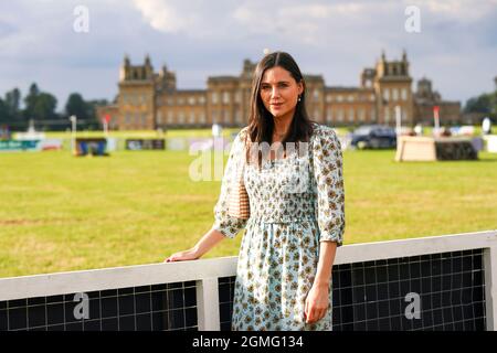 Oxford, Großbritannien, 18. September 2021, Radio-Moderatorin und Model Lilah Parsons bei den Internationalen Pferdekämpfen des Blenheim Palace, die vom Jockey Club auf dem Gelände des Blenheim Palace, im Dorf Woodstock in der Nähe von Oxford, Großbritannien, vom 16. Bis 19. September 2021 abgehalten wurden. Quelle: Peter Nixon/Alamy Live News Stockfoto