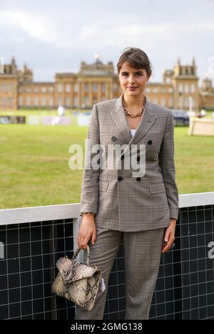 Oxford, Großbritannien, 18. September 2021, Schauspielerin Genevieve Gaunt bei den internationalen Pferdekämpfen des Blenheim Palace, die vom Jockey Club auf dem Gelände des Blenheim Palace, im Dorf Woodstock in der Nähe von Oxford, Großbritannien, vom 16. Bis 19. September 2021 abgehalten wurden.Quelle: Peter Nixon/Alamy Live News Stockfoto