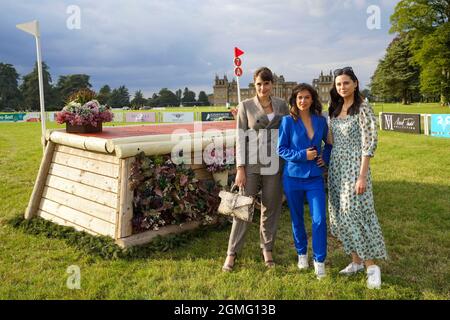 Oxford, Großbritannien, 18. September 2021, AL bis R: Die Schauspielerin Genevieve Gaunt, die Schauspielerin Sabrina Bartlett und die Radiomoderatorin und Modelin Lilah Parsons bei den internationalen Pferdekämpfen des Blinheim Palace, die vom Jockey Club auf dem Gelände des Blenheim Palace im Dorf Woodstock in der Nähe von Oxford in Großbritannien vom 16. Bis 19. September 2021 abgehalten wurden, wurden Ihnen zugebracht. Quelle: Peter Nixon/Alamy Live News Stockfoto