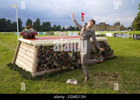 Oxford, Großbritannien, 18. September 2021, Schauspielerin Genevieve Gaunt bei den internationalen Pferdekämpfen des Blenheim Palace, die vom Jockey Club auf dem Gelände des Blenheim Palace, im Dorf Woodstock in der Nähe von Oxford, Großbritannien, vom 16. Bis 19. September 2021 abgehalten wurden.Quelle: Peter Nixon/Alamy Live News Stockfoto