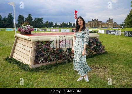Oxford, Großbritannien, 18. September 2021, Radio-Moderatorin und Model Lilah Parsons bei den Internationalen Pferdekämpfen des Blenheim Palace, die vom Jockey Club auf dem Gelände des Blenheim Palace, im Dorf Woodstock in der Nähe von Oxford, Großbritannien, vom 16. Bis 19. September 2021 abgehalten wurden. Quelle: Peter Nixon/Alamy Live News Stockfoto