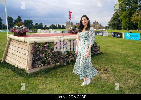 Oxford, Großbritannien, 18. September 2021, Radio-Moderatorin und Model Lilah Parsons bei den Internationalen Pferdekämpfen des Blenheim Palace, die vom Jockey Club auf dem Gelände des Blenheim Palace, im Dorf Woodstock in der Nähe von Oxford, Großbritannien, vom 16. Bis 19. September 2021 abgehalten wurden. Quelle: Peter Nixon/Alamy Live News Stockfoto