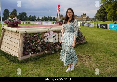 Oxford, Großbritannien, 18. September 2021, Radio-Moderatorin und Model Lilah Parsons bei den Internationalen Pferdekämpfen des Blenheim Palace, die vom Jockey Club auf dem Gelände des Blenheim Palace, im Dorf Woodstock in der Nähe von Oxford, Großbritannien, vom 16. Bis 19. September 2021 abgehalten wurden. Quelle: Peter Nixon/Alamy Live News Stockfoto