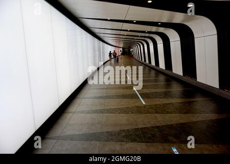 Beleuchten Sie den Tunnel an der Kings Cross Station, London, Großbritannien Stockfoto