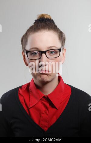 Porträt von unzufrieden aufgeregt weiblichen Stirnrunzeln Gesicht. Enttäuscht hat eine junge Frau Probleme Stockfoto