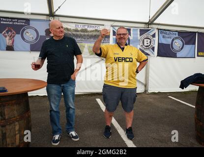 High Wycombe, Großbritannien. September 2021. Unterstützer vor dem Spiel während des Sky Bet League 1-Spiels zwischen Wycombe Wanderers und Charlton Athletic am 18. September 2021 im Adams Park, High Wycombe, England. Foto von Andy Rowland. Quelle: Prime Media Images/Alamy Live News Stockfoto