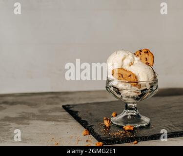 Schüssel Vanilleeis mit Schokoladenstückchen Stockfoto