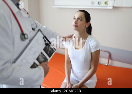 Der Arzt kommuniziert mit einer jungen Patientin im Krankenhaus Stockfoto