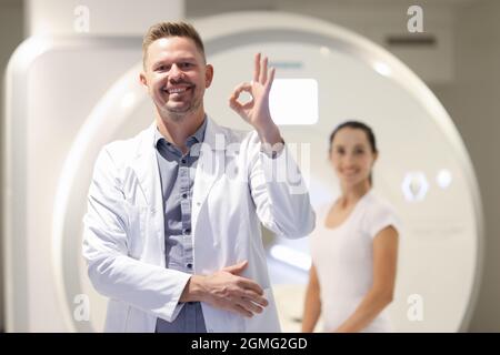 Arzt und Patient führen CT, MRT oder PET medizinische Untersuchung im Labor des modernen Krankenhauses Stockfoto