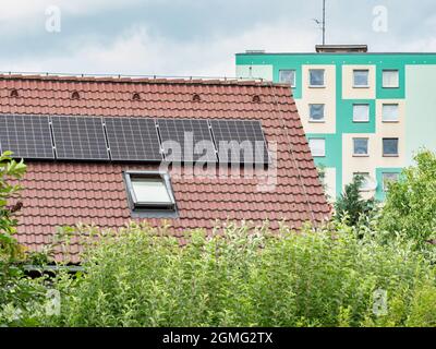 Erneuerbare Energie von Sun. Modernes Haus mit Solarzellen auf dem Dach Stockfoto