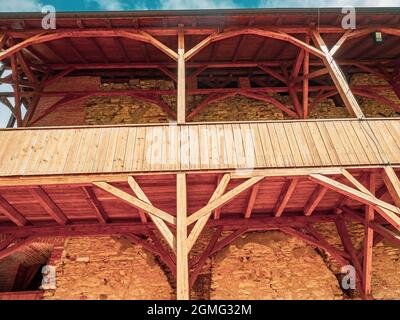 Neu gebaute Holzgalerien rund um den Palast für den Adel. Detail der Schreinerei. Kosumberk Schloss in Luze Dorf, Tschechien Stockfoto