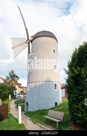 Třebic Windmühle, wo das natürliche Tannin gemahlen wurde. Pulvertannin aus Kiefer- und Fichtenrinde, das von Gerbern für ihre Arbeit verwendet wurde. Stockfoto