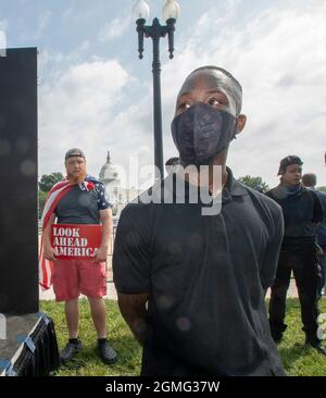 Washington DC, 18. September 2021, USA: Ein Mitglied der Black Lives Matter Security Force für Trump steht nahe dem Podium für die Kundgebung Justice for Stockfoto