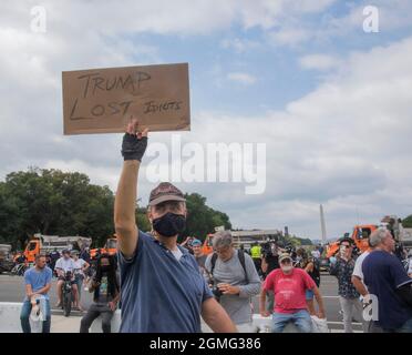 Washington DC, 18. September 2021, USA: Ein nicht identifizierter Mann hält ein Zeichen aus Protest gegen die Kundgebung „Justice for J6“ in Washington DC. The Justice for Stockfoto
