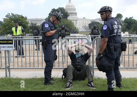 Washington, USA. September 2021. Die Polizei verhaftete heute am 18. September 2021 auf dem Union Square in Washington DC, USA, einen Protestierenden während einer Kundgebung über „Gerechtigkeit für J6“. (Foto von Lenin Nolly/Sipa USA) Quelle: SIPA USA/Alamy Live News Stockfoto