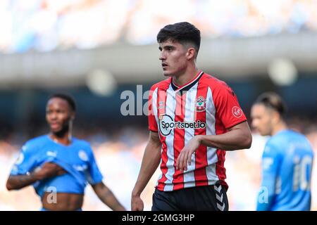 Manchester, Großbritannien. September 2021. Tino Livramento #21 von Southampton in Manchester, Vereinigtes Königreich am 9/18/2021. (Foto von Conor Molloy/News Images/Sipa USA) Quelle: SIPA USA/Alamy Live News Stockfoto