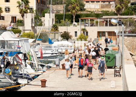 Prvic Luka, Kroatien - 25. August 2021: Junge Menschen gehen auf dem Pier in Richtung Gedenkstätte Faust Vrancic, Blick aus der Höhe Stockfoto