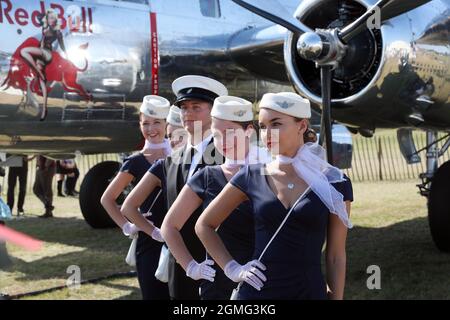 Goodwood, West Sussex, Großbritannien. September 2021. Kapitän und Flugbegleiterin beim Goodwood Revival in Goodwood, West Sussex, Großbritannien. © Malcolm Greig/Alamy Live News Stockfoto